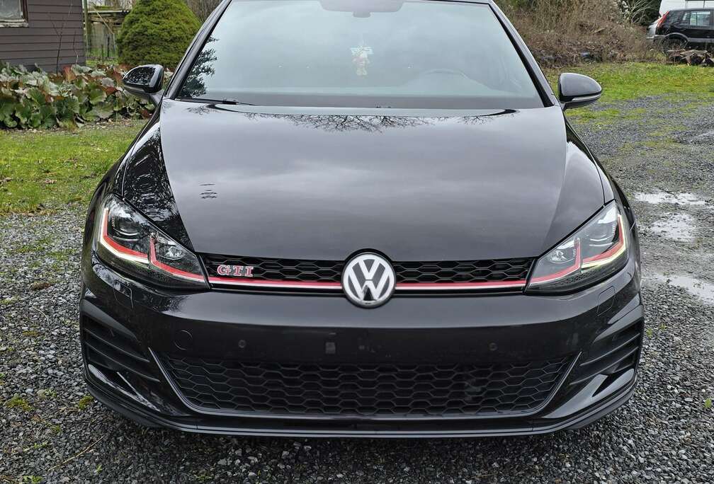Volkswagen Golf 2.0 TSI Performance DSG