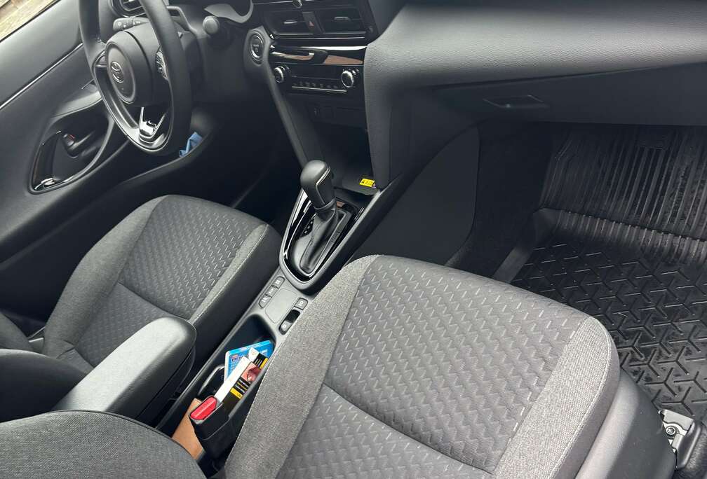 Toyota Hybrid 1.5i VVT-i Executive E-CVT (85 kW)