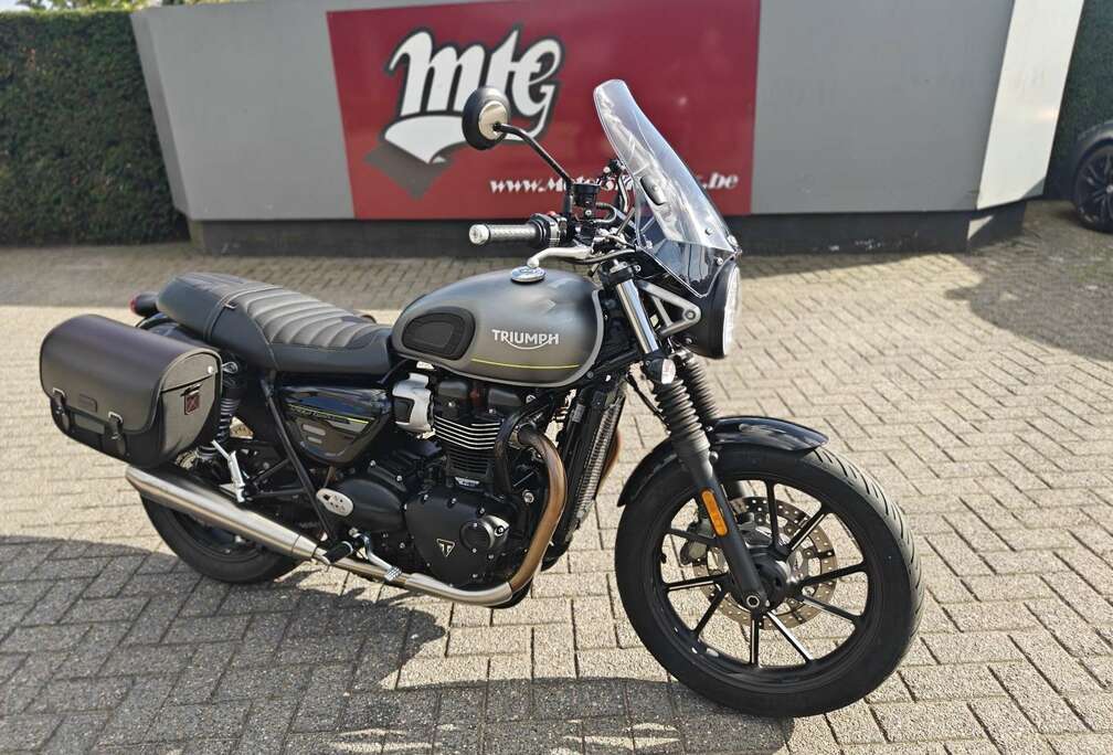 Triumph 900