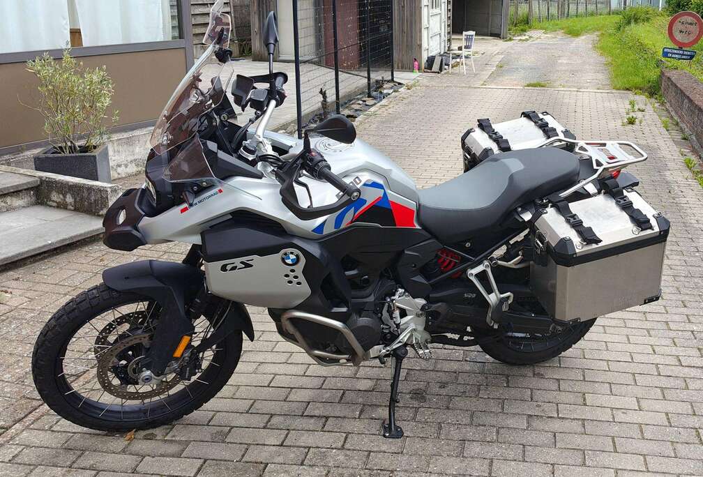 BMW + connected ride module + alluminium zijkoffers met binnentassen + groter windscherm + spoiler + druppellader