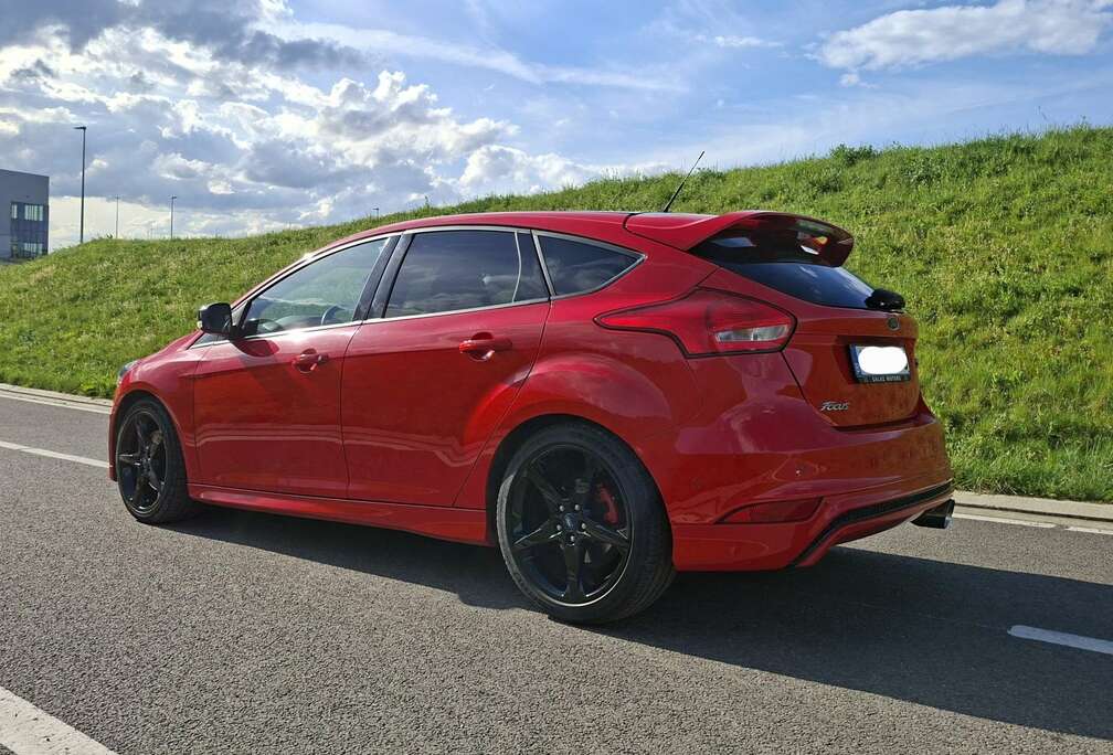 Ford 1.5 EcoBoost Red & Black Edition