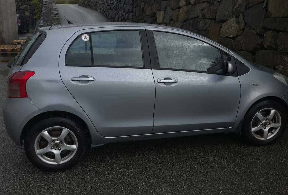 Toyota Yaris 1.3i VVT-i 16v Linea Sol
