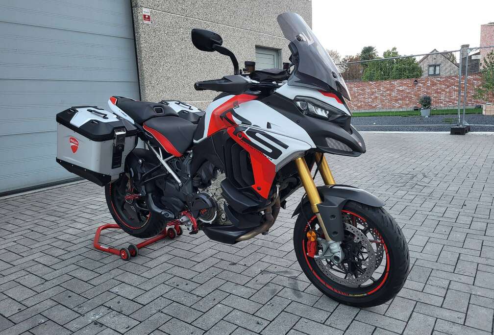 V4 RS