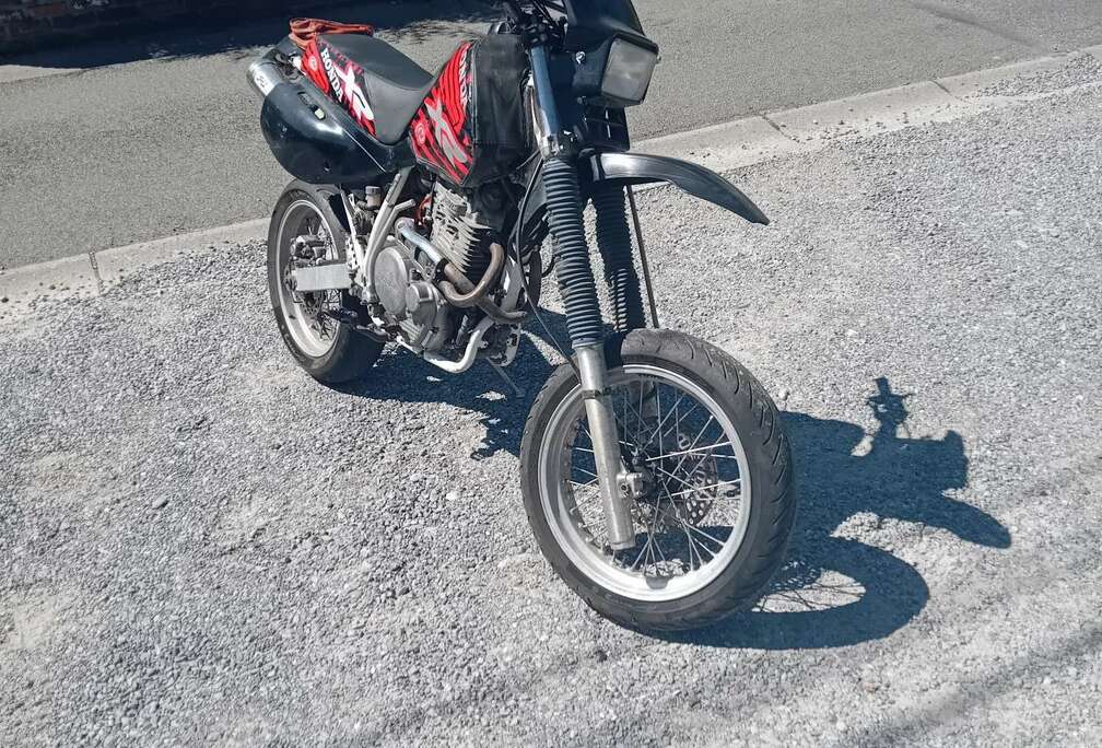 Honda deux paires de jantes, échappement Spécial, couver