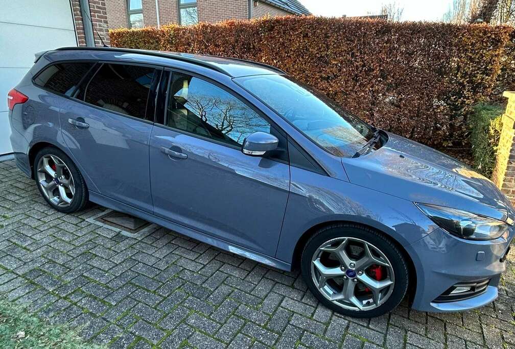 Ford Turnier 2.0 EcoBoost ST mit Leder-Sport-Paket