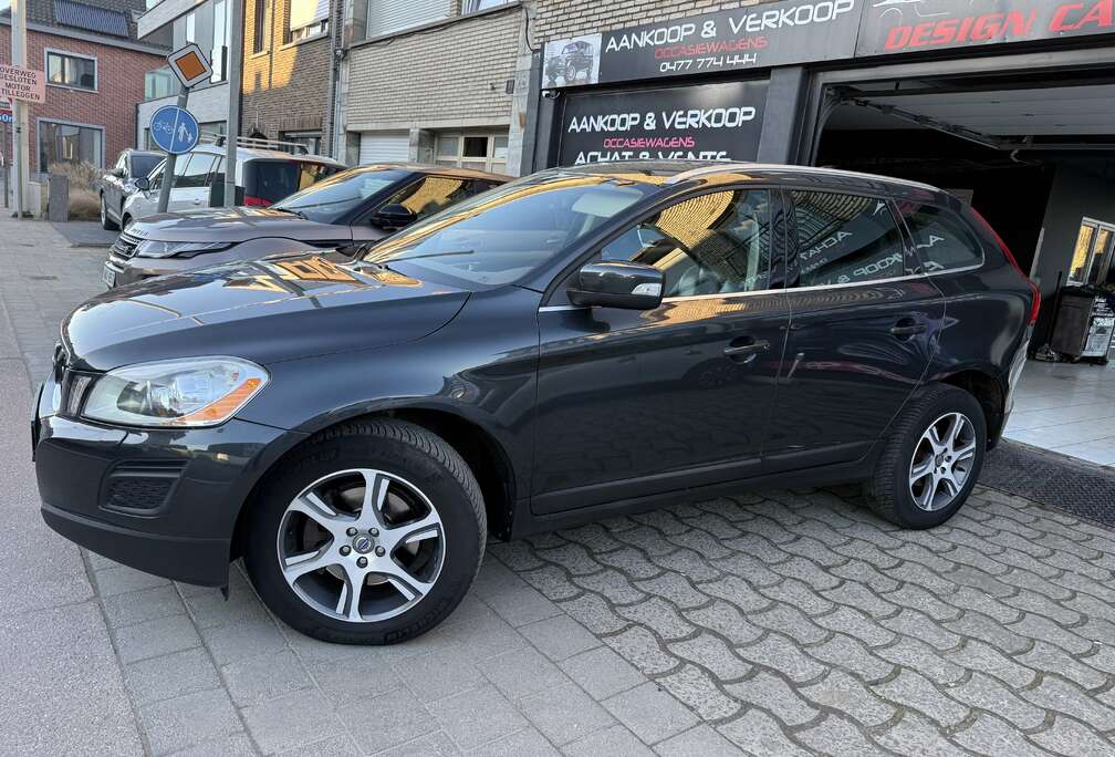 Volvo XC60 2.0 D3 Momentum Geartronic 5Cylindre 1er Main