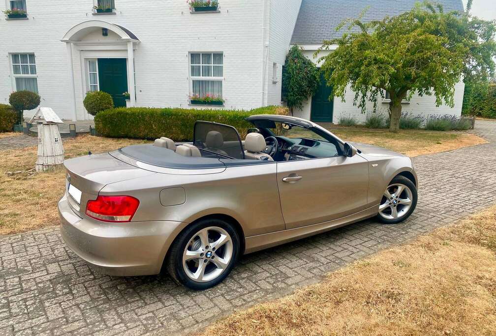 BMW 118i Cabriolet Automatique *Nouvelle chaîne* Bien Equipée, Propre et Belle à voir.
