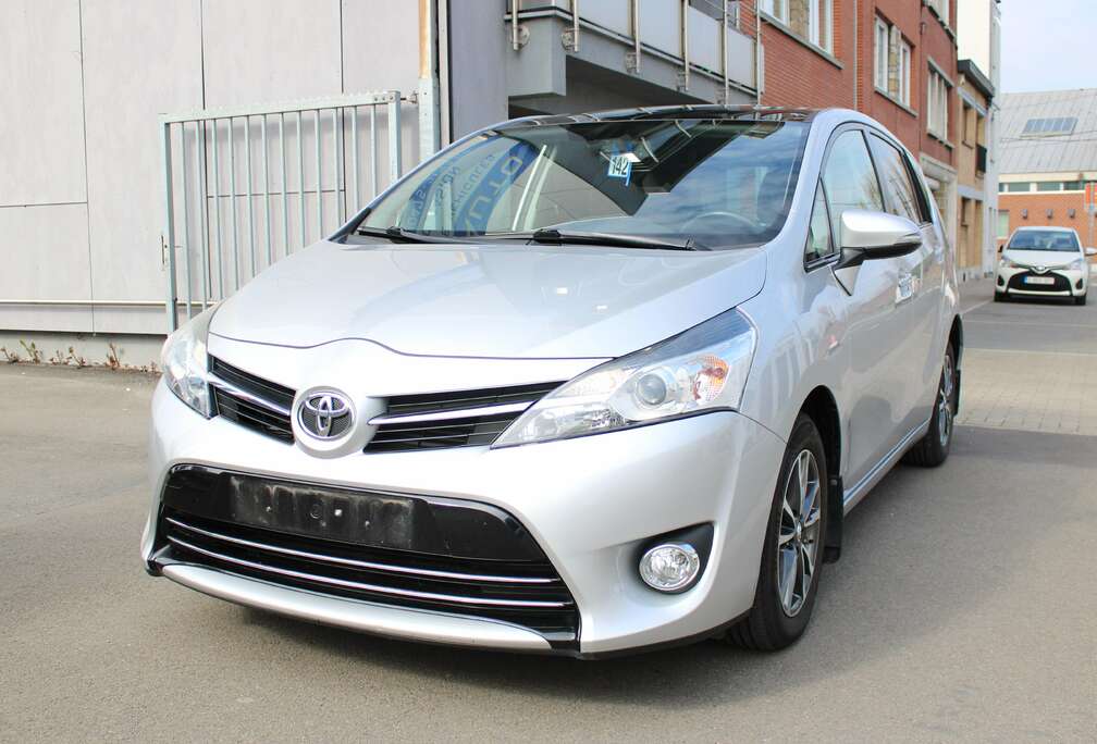 Toyota 1.6 D-4D 5pl+GPS+TOIT PANO // 83.000 kilomètres //