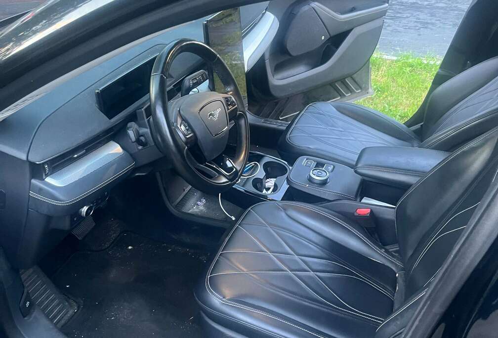 Ford Mustang Mach-E 76 kWh AWD Standard Range (MY22)