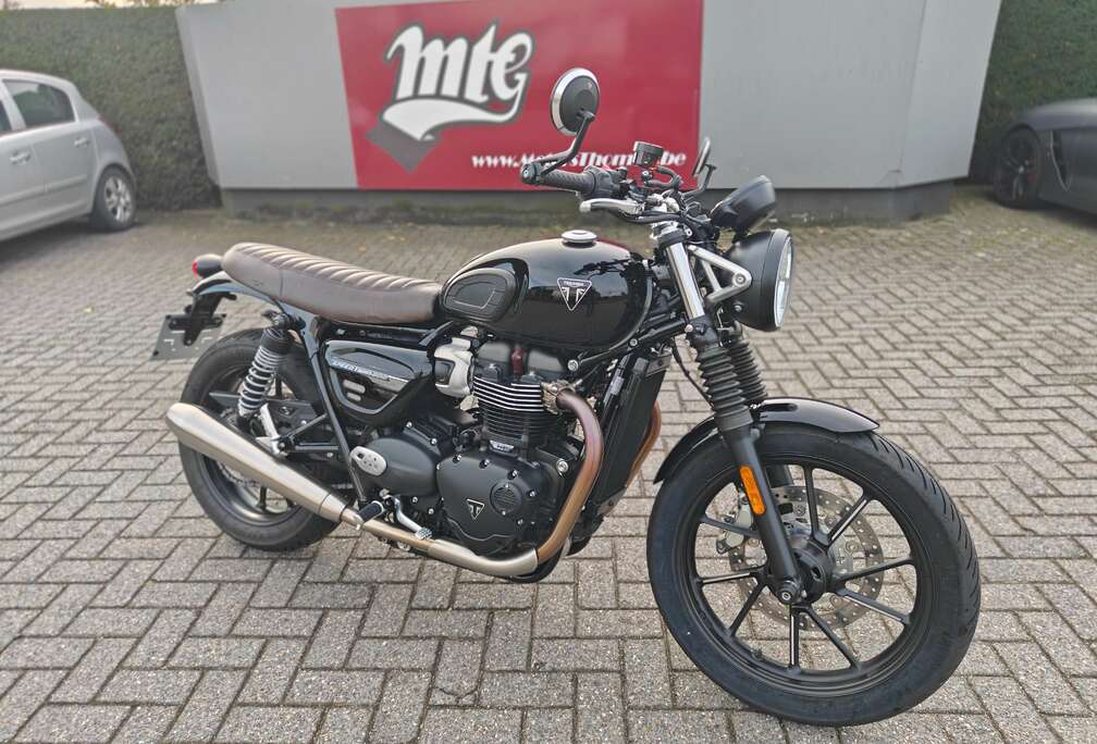 Triumph 900