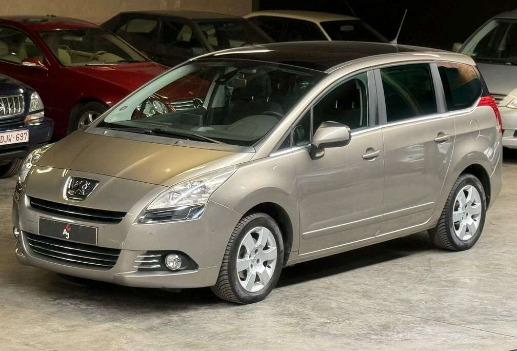 Peugeot 5008 1.6i Premium // Panorama // Navi // 7 Places