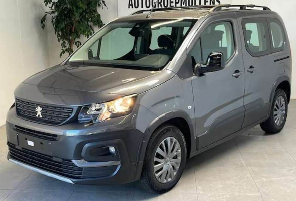 Peugeot 15 HDI MY 2023 Slechts 24967 kilometers + Navi +