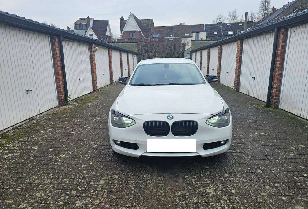 BMW 114i Checkered Flag