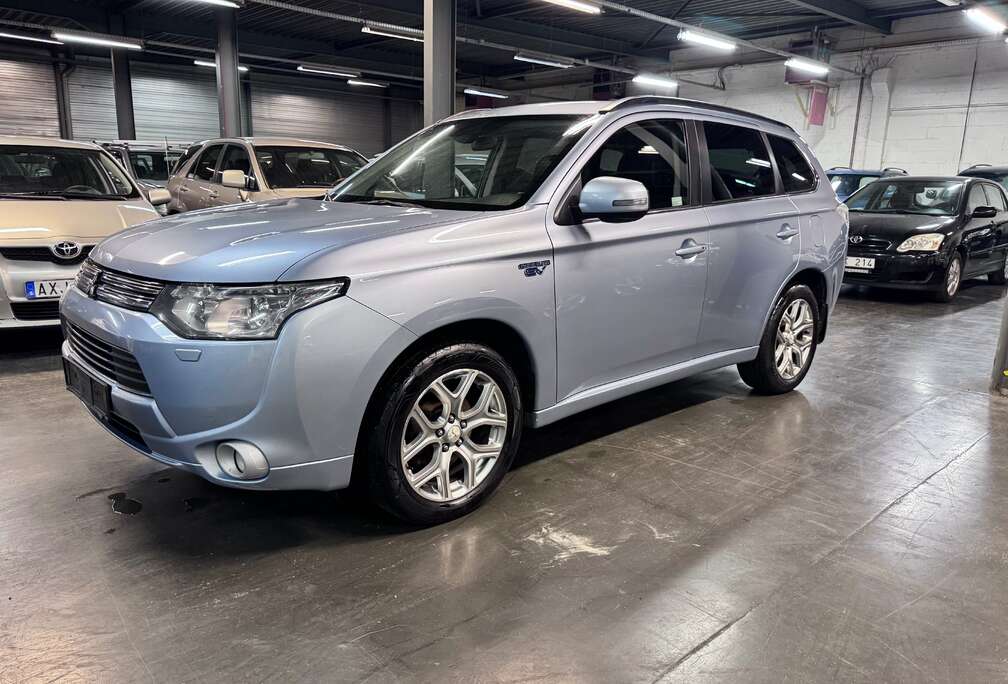 Mitsubishi Outlander PHEV 2.0i 4WD Safety Pack