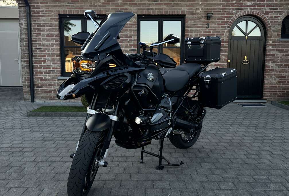 BMW Triple Black | 2021 | Carplay | Akra | Full Option