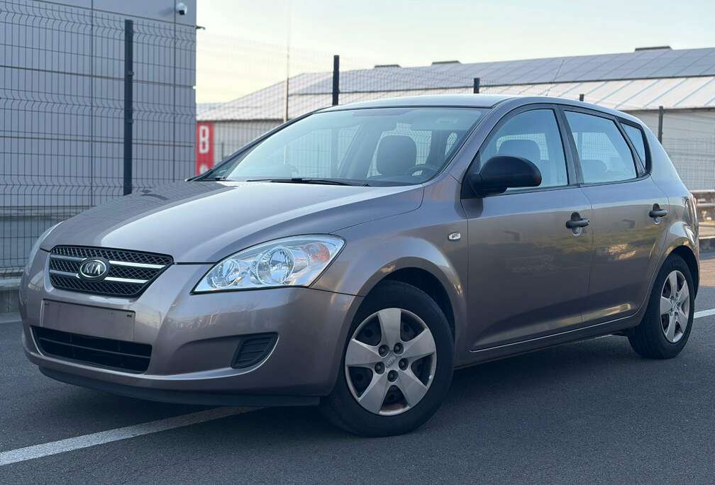Kia Cee\'d 1.4i EX * Interieur Cuir * Garantie * A VOIR  0492436959