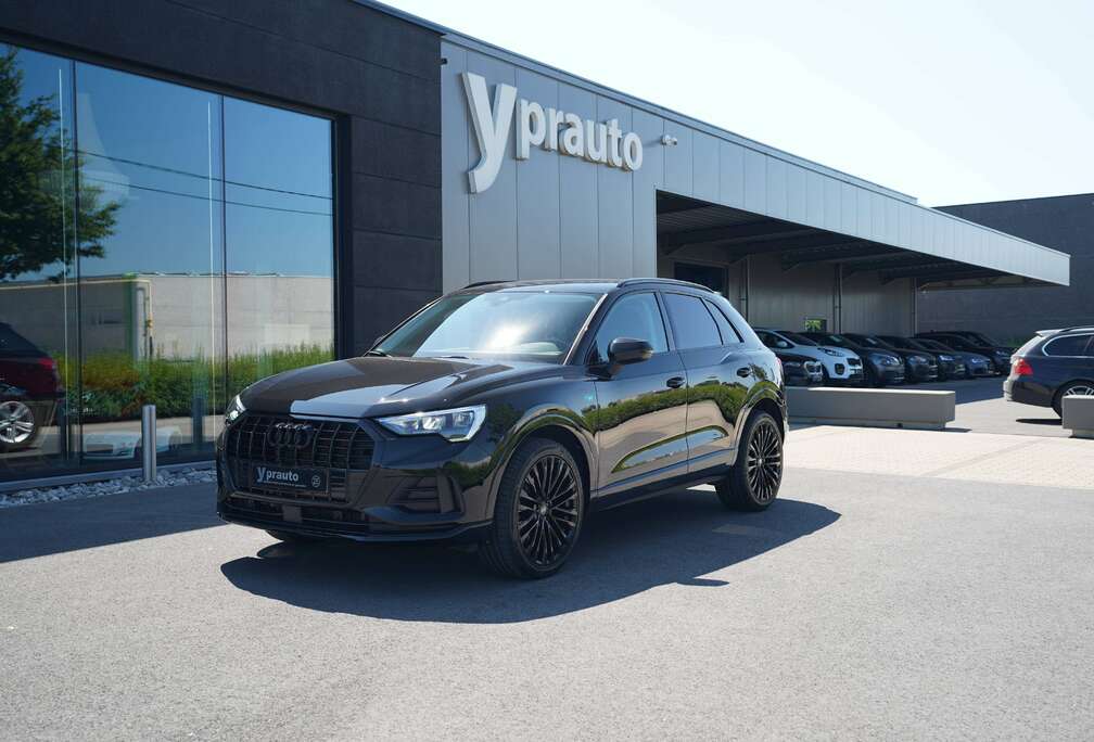 Audi Q3 35 TFSI Black Edition Advanced S tronic Leder camera Navigatie Apple carplay/Android auto Verwarmde zetels privacyglas