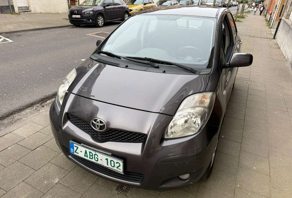 Toyota 1.3i VVT-i 16v  5 PORTES AIRCO 6VITESSE 100%OK