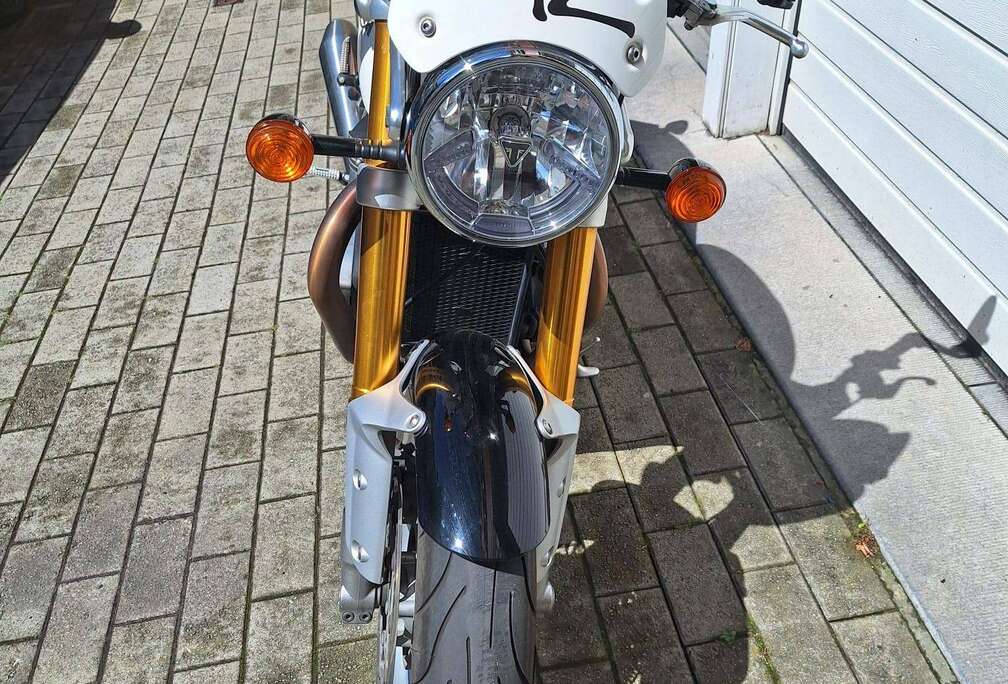 Triumph 1200R