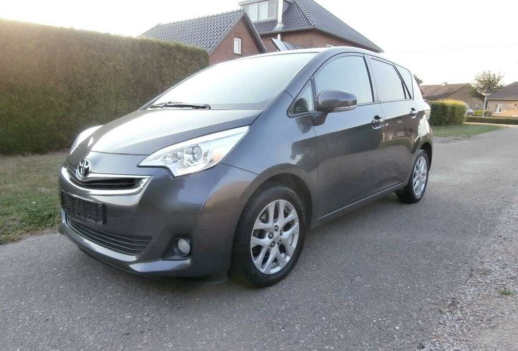 Toyota Verso S 1.33 VVT-i Skyview automatic panoramisch dak airco navigatie cruise control
