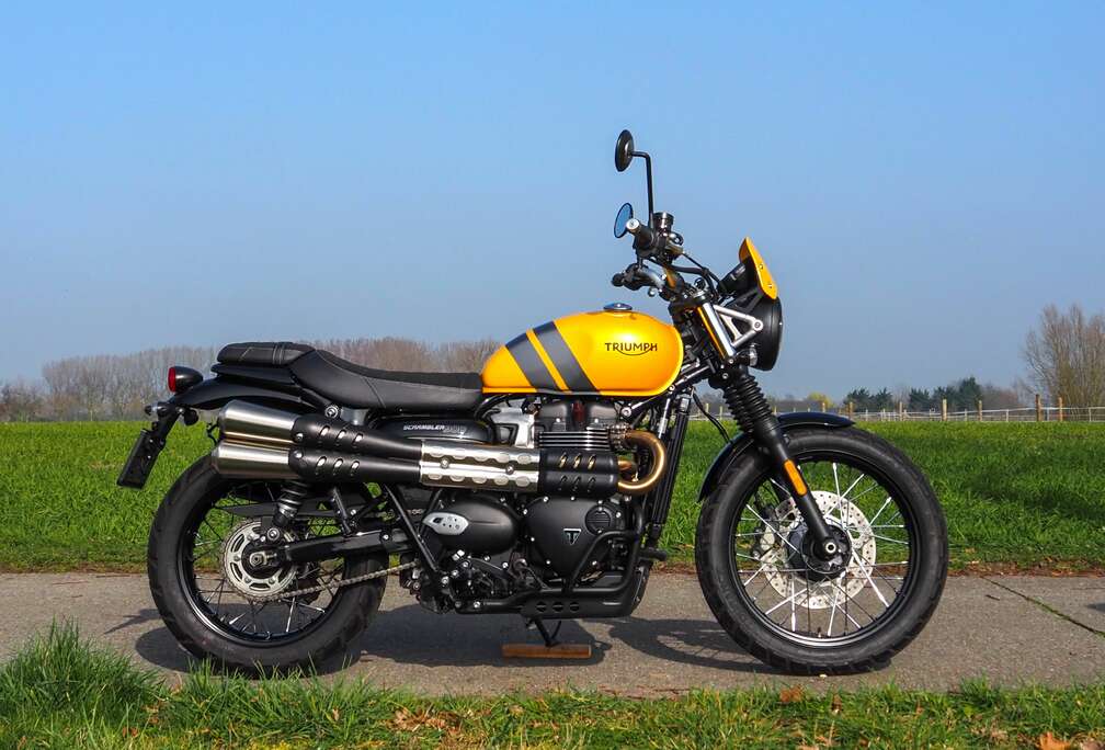 Triumph 900