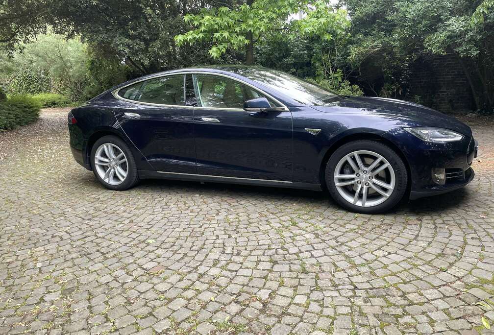Tesla Model S 85 kWh Performance (P85)- Recharges Tesla gratuites à vie- Capacité de batterie à 95%