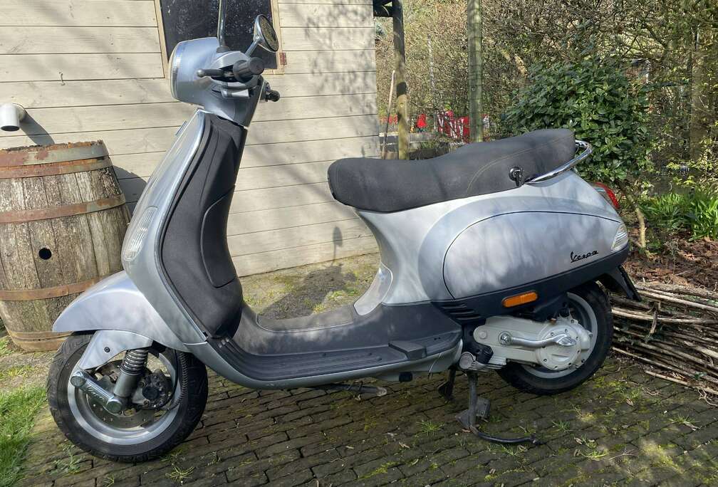 Vespa is rijklaar,volledig in orde gezet bij erkende Vespa dealer