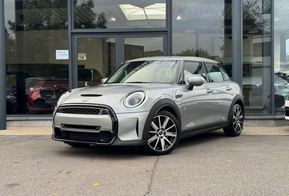 MINI 5-deurs AUT. / CAM / LEER / NAVI / KEYL / CARPLAY