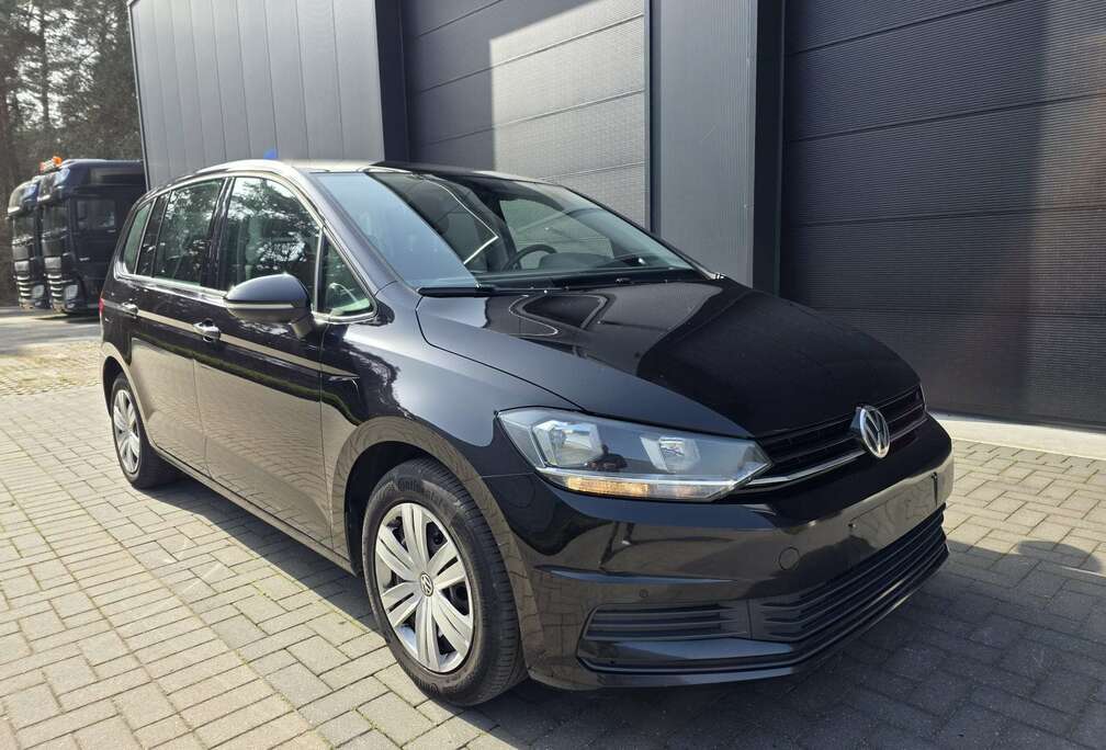 Volkswagen Touran 1.6 TDi SCR Trendline DSG / € 8.670 netto