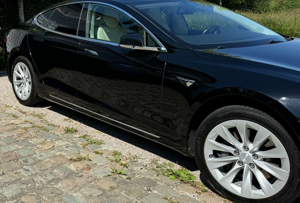 Tesla Model S Standard Reichweite