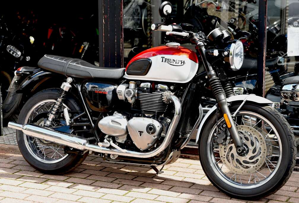 Triumph BUD EKINS ***MOTO VERTE***