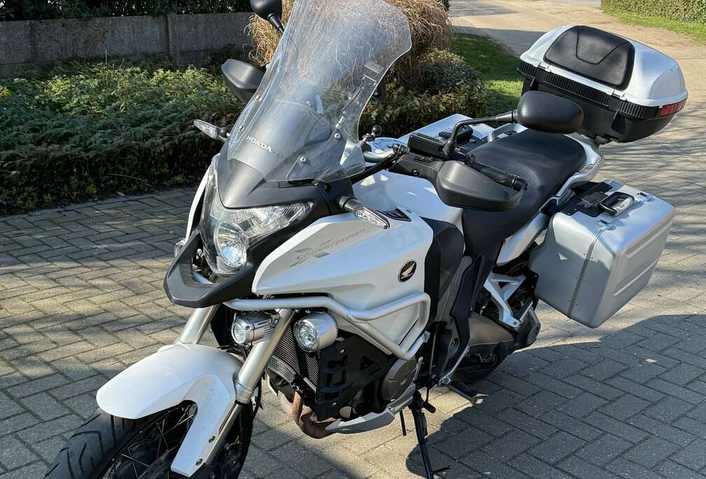 Honda De enige die volledig in het wit is, ook het voorste spatbord is wit!