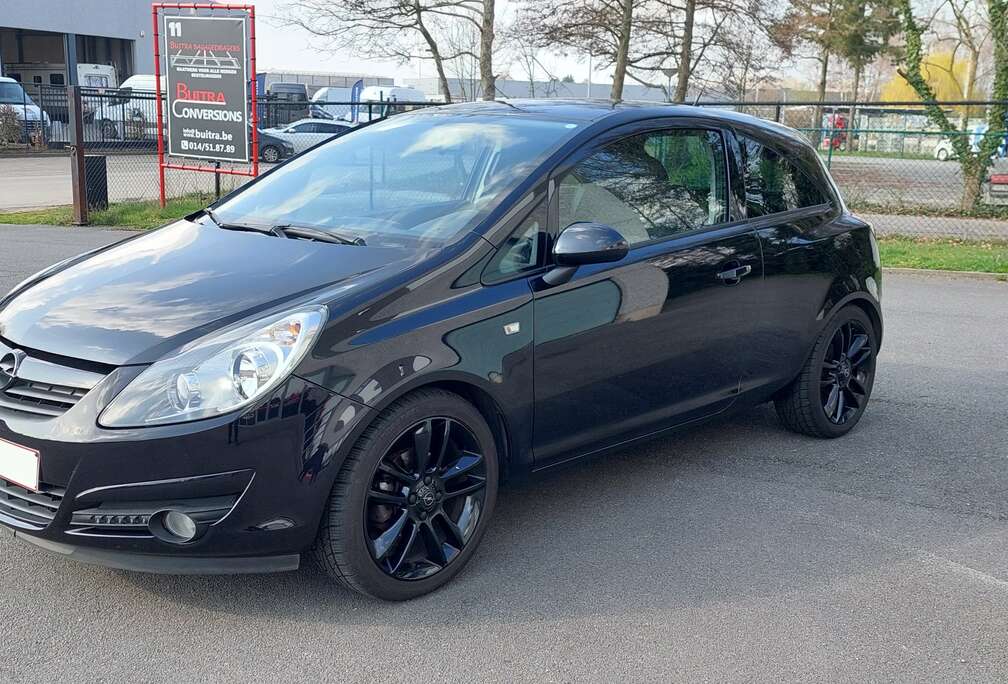 Opel Corsa 1.2i Black Edition