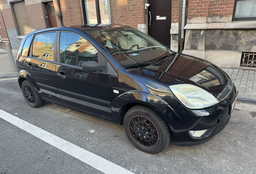 Ford 1.4i  Ghia  avec attache remorque