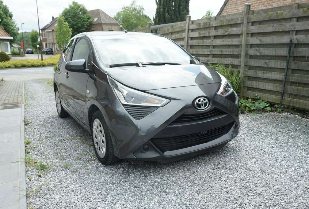 Toyota x-shift x-play