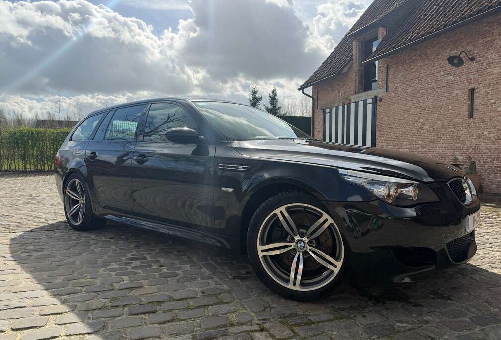 BMW M5 Touring 5.0i V10 40v SMG