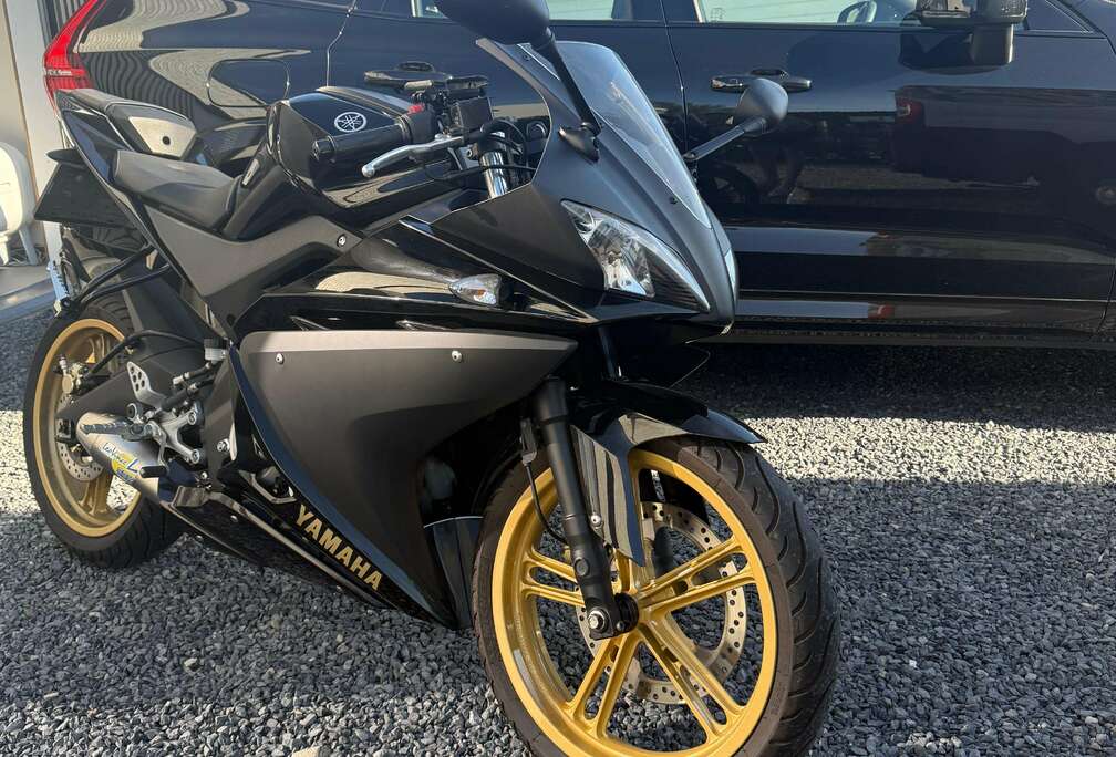 YAMAHA R7