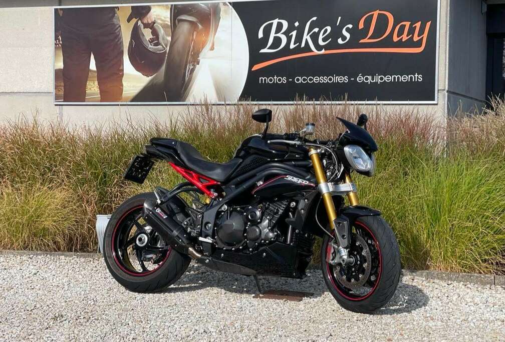 Triumph R