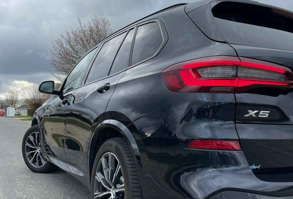 BMW X5 xDrive30d - M Pack - Carbonschwarz (bijna zwart in weinig licht)