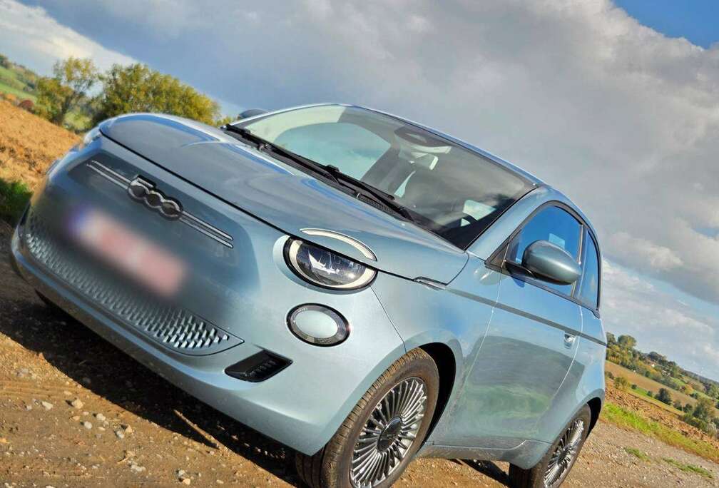 Fiat 3+1deurs. nieuwstaat. altijd binnen gestald geweest.
