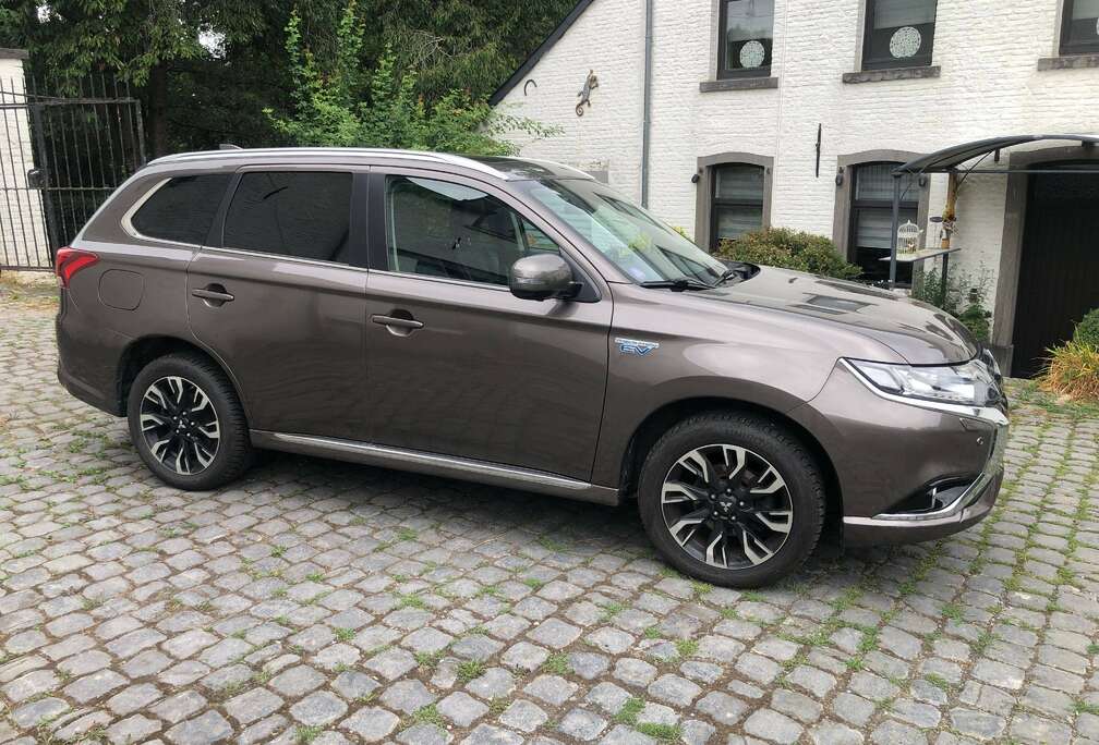 Mitsubishi Outlander PHEV 2.0i 4WD Instyle (haut de gamme)