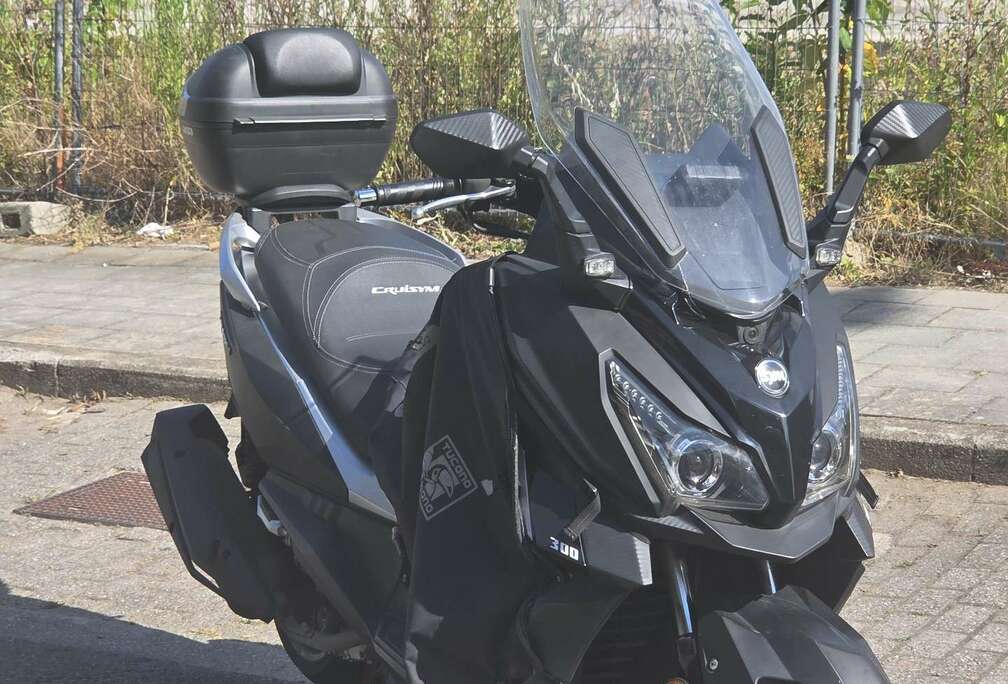 avec top case,  jupe tucano urbano et dash cam