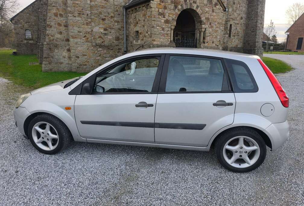 Ford 1.3 essence prête à immatriculé