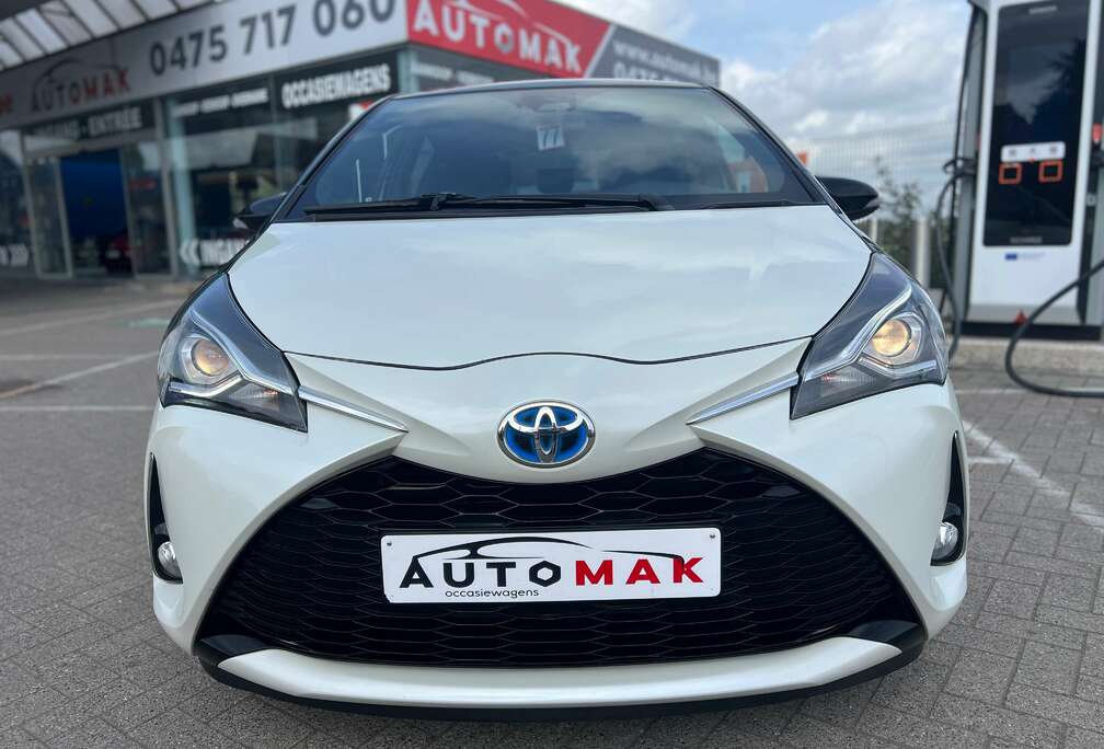 Toyota 1,5 Premium Two-Tone Hybrid