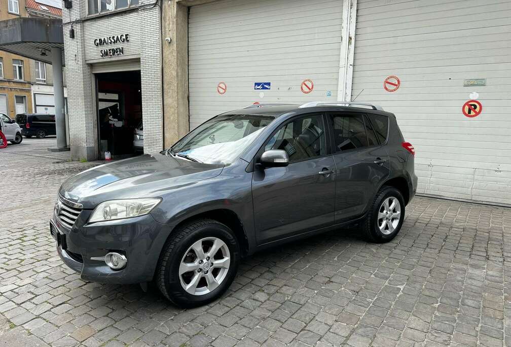 Toyota 2.2 D-4D 4x4 VIP CUIR JANTES ALUMINIUM CLIMATISÉ…
