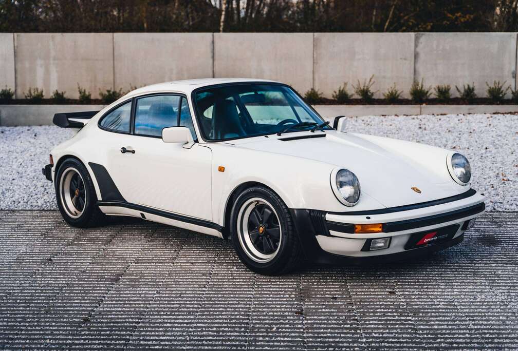 Porsche Turbo 3.3 / Grand Prix White / Heated Seats / Pano