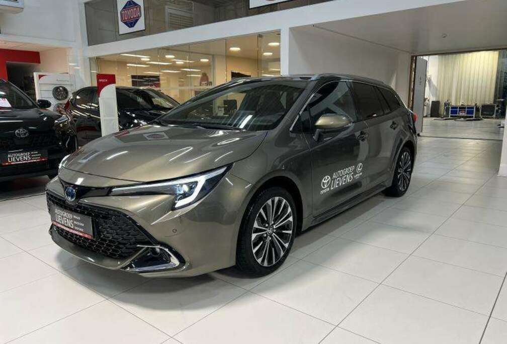 Toyota STYLE + TECH PACK 1.8HYB