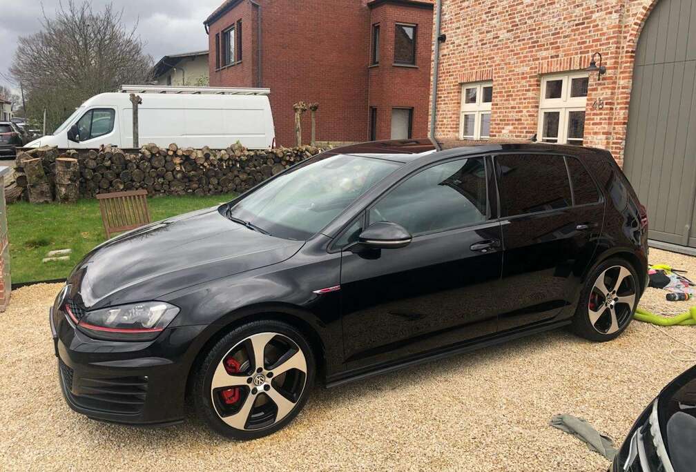 Volkswagen Golf GTI Performance BlueMotion Technology DSG