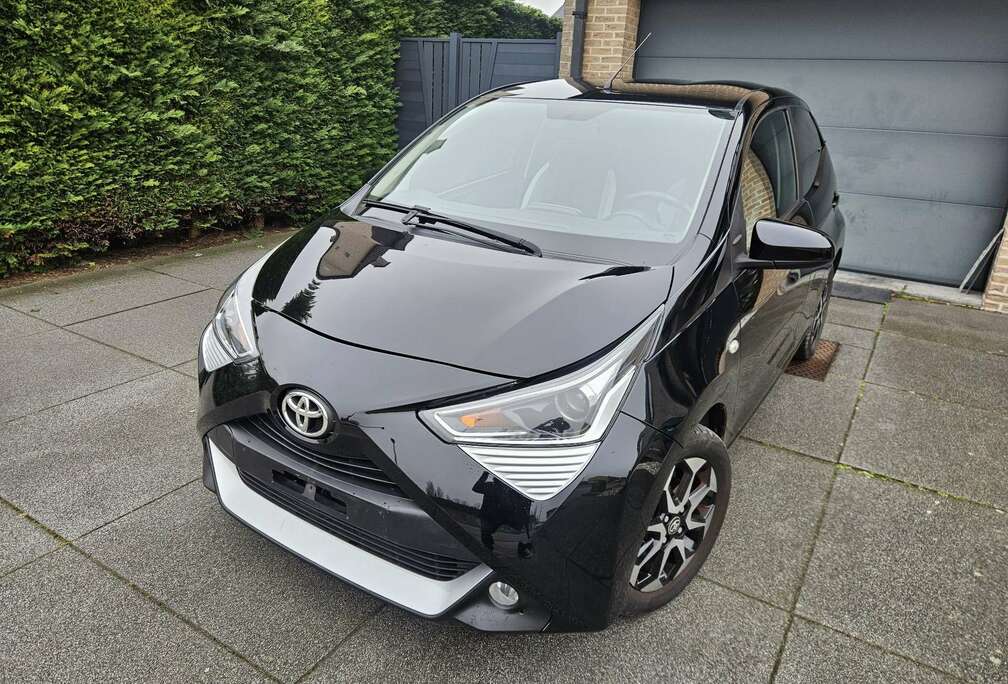 Toyota X / / CRUISE / CAMERA **SUPER DEAL**