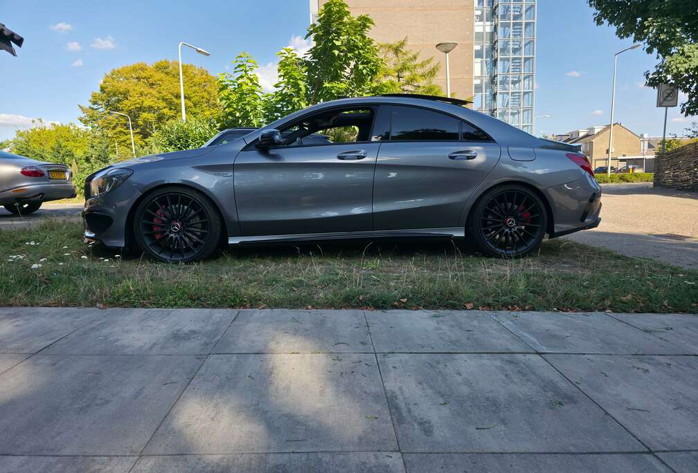 Mercedes-Benz 4Matic 7G-DCT Edition 1